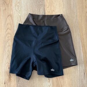Alo 5" Airlift Energy Shorts in Black and Espresso